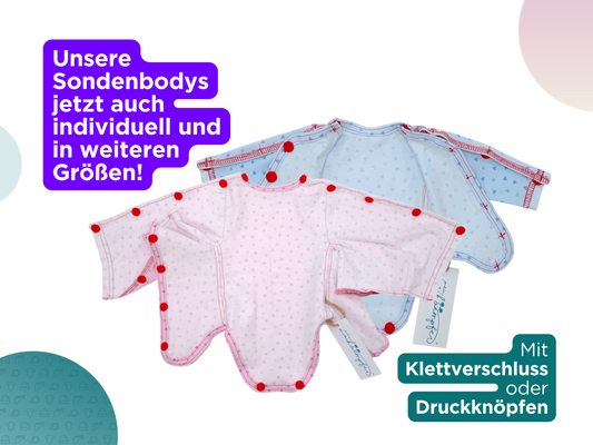Zwei spezielle Sondenbodies für Babys liegen nebeneinander – einer in Rosa, einer in Hellblau, beide mit roten Druckknöpfen und kontrastfarbigen Nähten. Im Bild steht: „Unsere Sondenbodie jetzt auch individuell und in weiteren Größen!“ sowie „Mit Klettverschluss oder Druckknöpfen“. Der Hintergrund ist hell mit farbigen Kreisen.